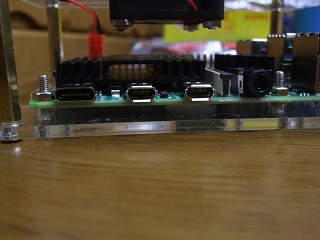 Raspberry Pi 基盤をアクリルボードに付けた